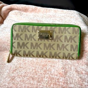 Michael Kors Women’s wallet Green and Gold. MK.